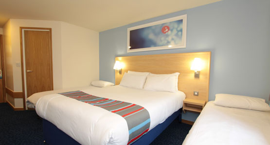 Travel lodge stafford m6 - bedroom