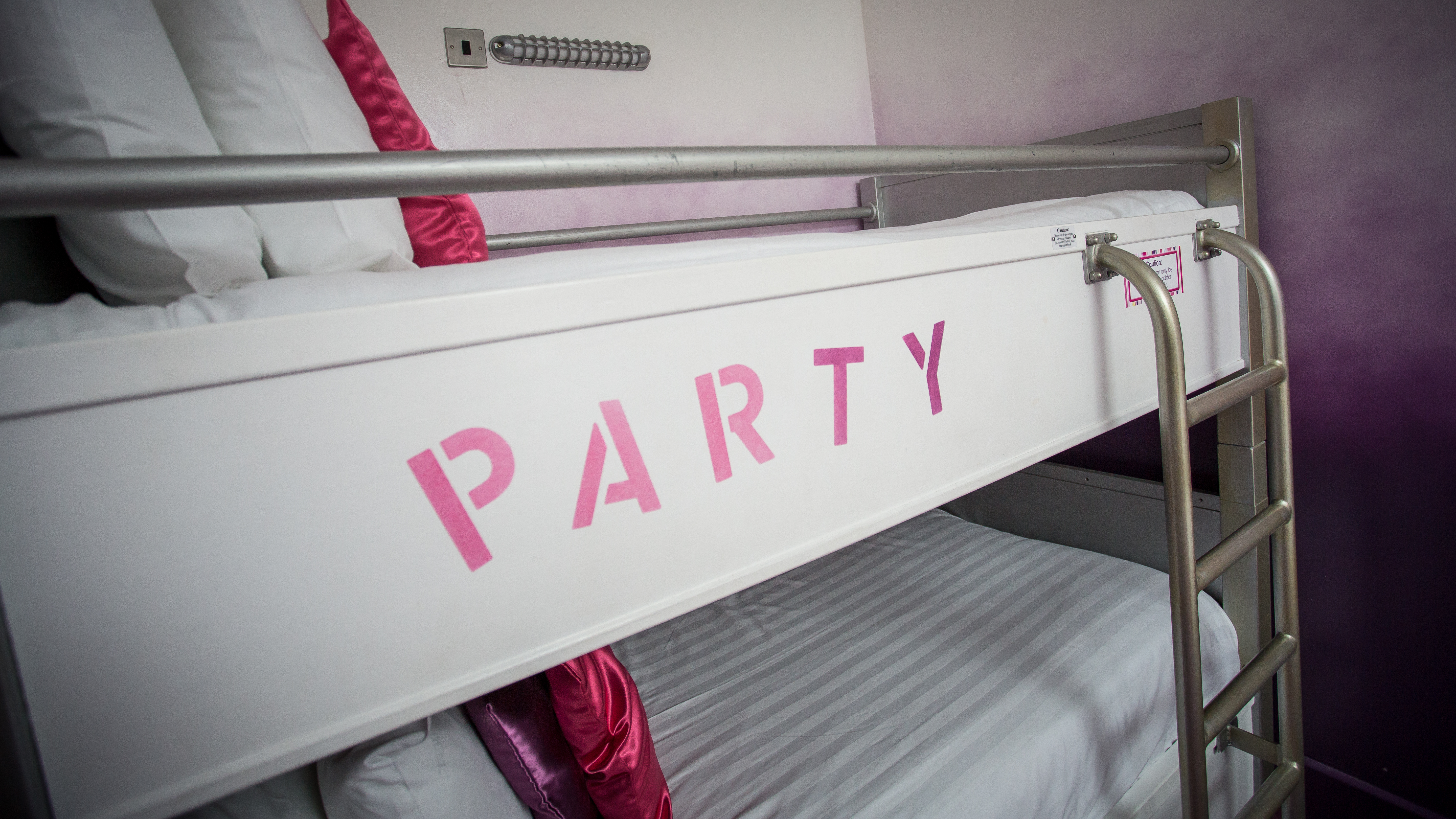 Sleepover room 'Party' detail