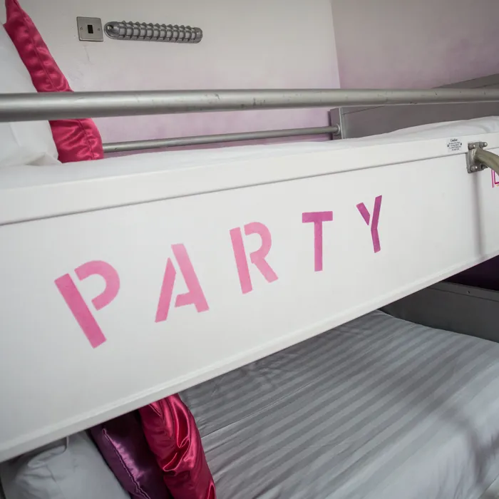 Sleepover room 'Party' detail