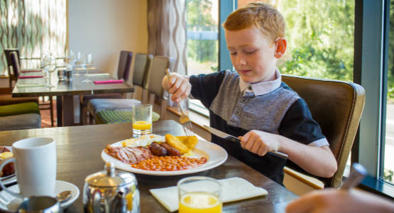 Jurys inn derby - child eating breakfast